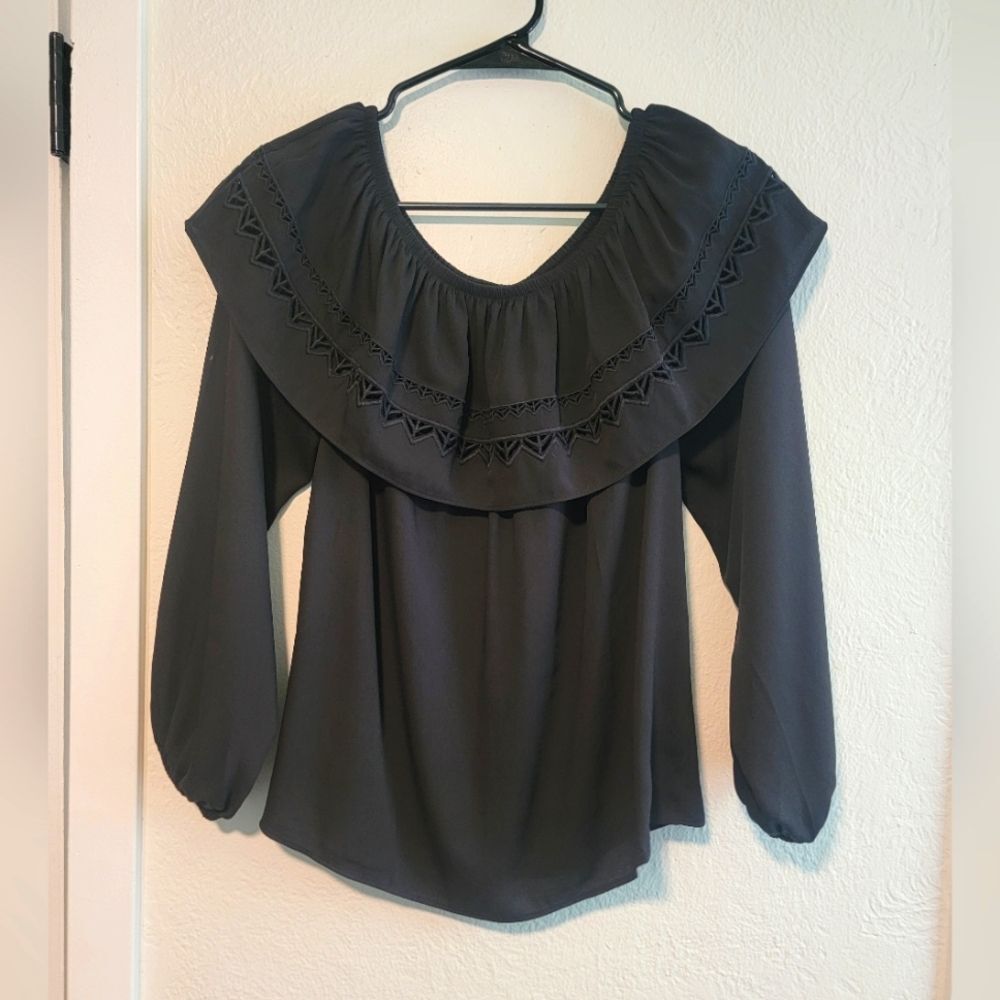 White House Black Market Lazer Cut Embroidered Long Sleeve Blouse Small